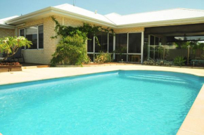  Halls Head Holiday Home  Мандъюра